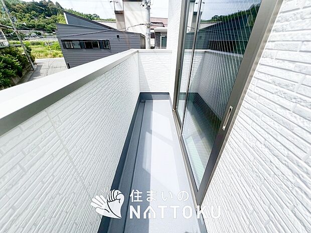【バルコニー】奥行きが広く、洗濯物をゆったりと干せる十分な広さで、家族の洗濯も捗ります。
