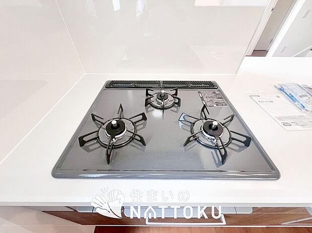 【ビルトインコンロ】フラットな構造で清掃性が高く、過熱防止センサー付3口タイプで日頃の家事も快適です。