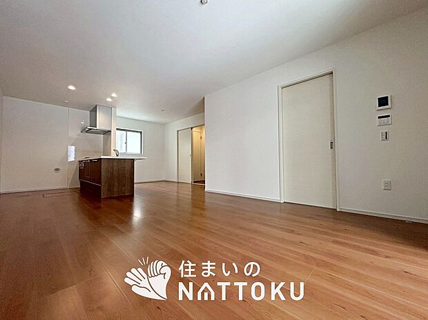 【現地写真(リビング)】フローリング材には、木目、色調など木材特有の風合いがあり、ナチュラルな美しさになっています。