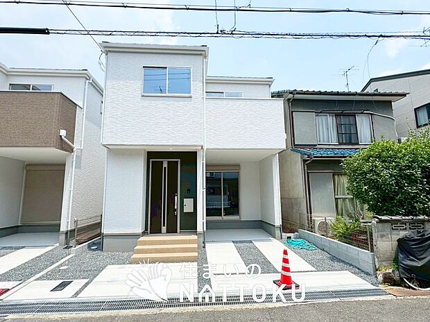 【現地写真(外観)【1号地】】軽くて火災に強い屋根材を採用し、地震時の建物への負担や揺れを軽減しています。