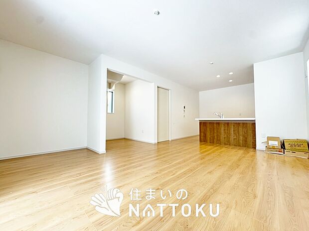 【現地写真(リビング)】フローリング材には、木目、色調など木材特有の風合いがあり、ナチュラルな美しさになっています。