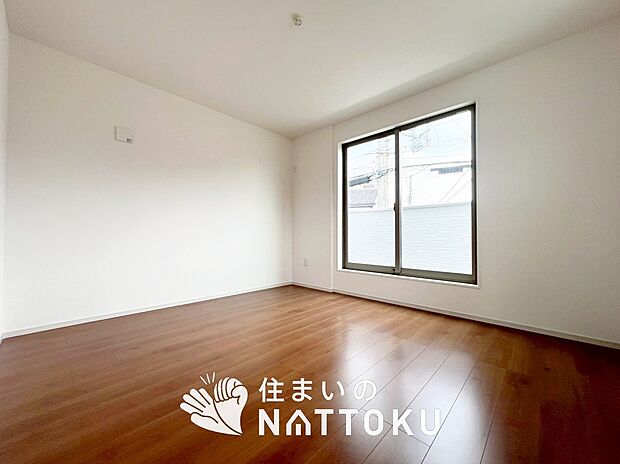 【現地写真(寝室)】木目の美しさを際立たせるシンプルデザインの建具を使用しています。