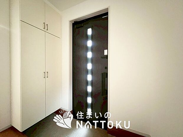【現地写真(玄関)】玄関には、大型のシューズ収納を設置しています。
