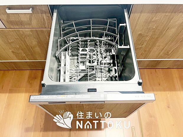 【食器洗い乾燥機】食後の時間にゆとりを与えてくれる食器洗い乾燥機。
操作ボタンも上面にあるので、腰をかがめずに操作ができラクラクです。