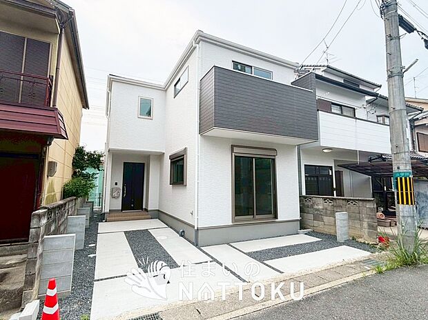 【現地写真(外観)】軽くて火災に強い屋根材を採用し、地震時の建物への負担や揺れを軽減しています。