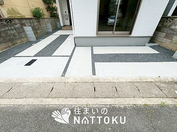 【現地写真(駐車場)】駐車スペースが広く、運転が苦手な方も安心です。