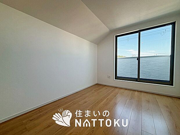 【現地写真(寝室)】木目の美しさを際立たせるシンプルデザインの建具を使用しています。