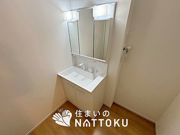 【洗面台・洗面所】鏡の両サイドは、必要なものを取出しやすく、大きな鏡面で朝の準備も快適。
使いやすいリフトアップ機能付きのシングルレバーシャワー水栓付です。