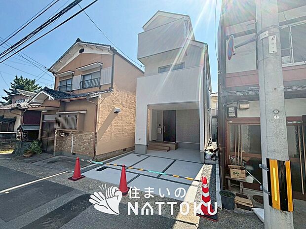 【現地写真(外観)】軽くて火災に強い屋根材を採用し、地震時の建物への負担や揺れを軽減しています。