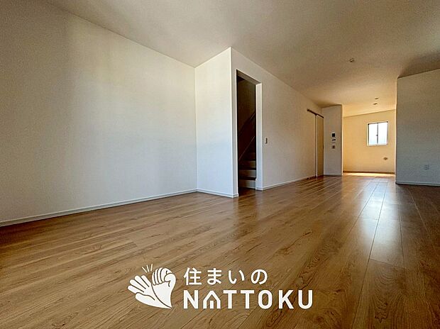 【現地写真(リビング)】フローリング材には、木目、色調など木材特有の風合いがあり、ナチュラルな美しさになっています。