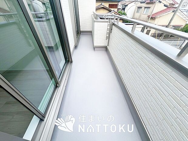 【バルコニー】奥行きが広く、洗濯物をゆったりと干せる十分な広さで、家族の洗濯も捗ります。