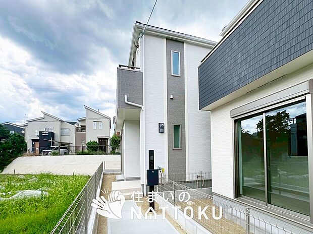 【現地写真(外観)【1号地】】雨で汚れを落とし、耐久性・耐候性に優れた外壁を使用しています。