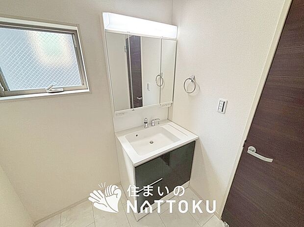 【洗面台・洗面所】鏡の両サイドは、必要なものを取出しやすく、大きな鏡面で朝の準備も快適。
使いやすいリフトアップ機能付きのシングルレバーシャワー水栓付です。