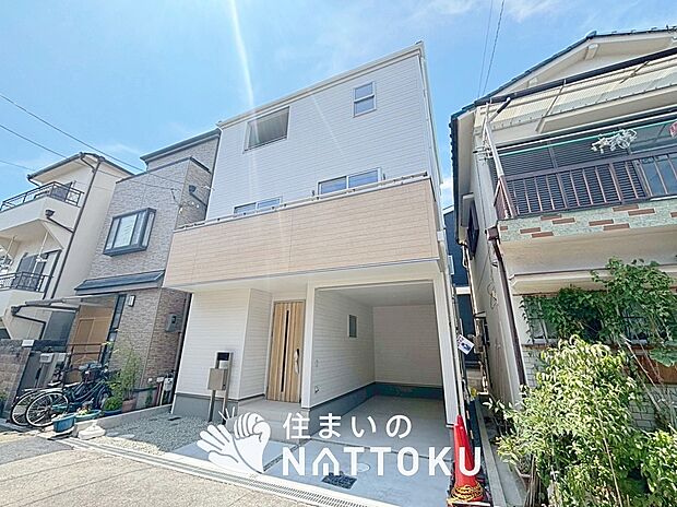 【現地写真(外観)】雨で汚れを落とし、耐久性・耐候性に優れた外壁を使用しています。