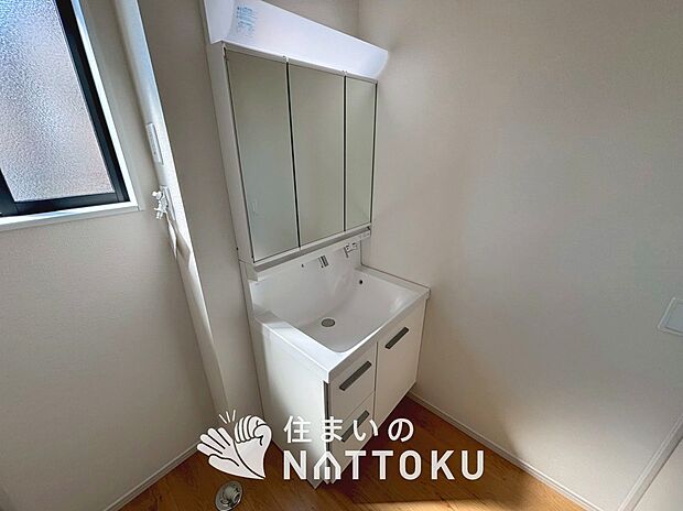 【洗面台・洗面所】鏡の両サイドは、必要なものを取出しやすく、大きな鏡面で朝の準備も快適。
使いやすいリフトアップ機能付きのシングルレバーシャワー水栓付です。