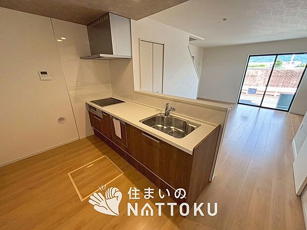 【現地写真(キッチン)】収納たっぷりのシステムキッチン、浄水器付水栓を標準装備しています。