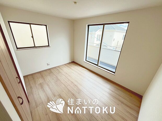 【現地写真(寝室)】木目の美しさを際立たせるシンプルデザインの建具を使用しています。