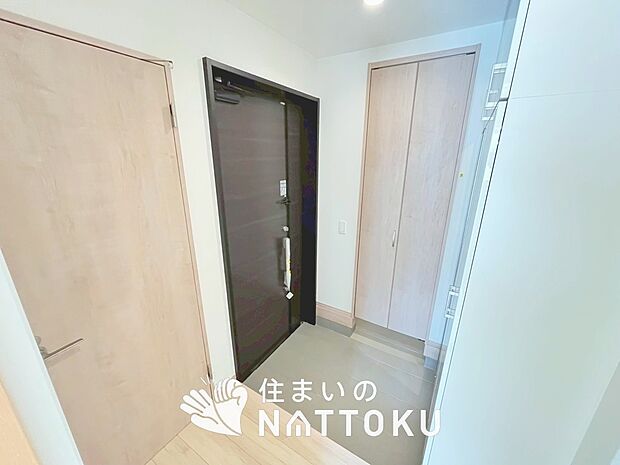 【現地写真(玄関)】玄関には、大型のシューズ収納を設置しています。
