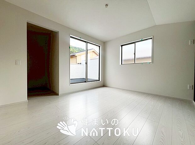 【現地写真（寝室）】木目の美しさを際立たせるシンプルデザインの建具を使用しています。