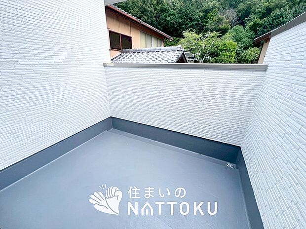 【バルコニー】奥行きが広く、洗濯物をゆったりと干せる十分な広さで、家族の洗濯も捗ります。