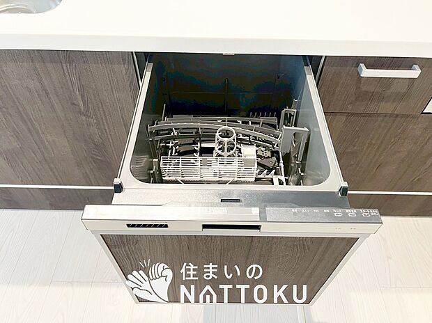 【食器洗い乾燥機】食後の時間にゆとりを与えてくれる食器洗い乾燥機。
操作ボタンも上面にあるので、腰をかがめずに操作ができラクラクです。