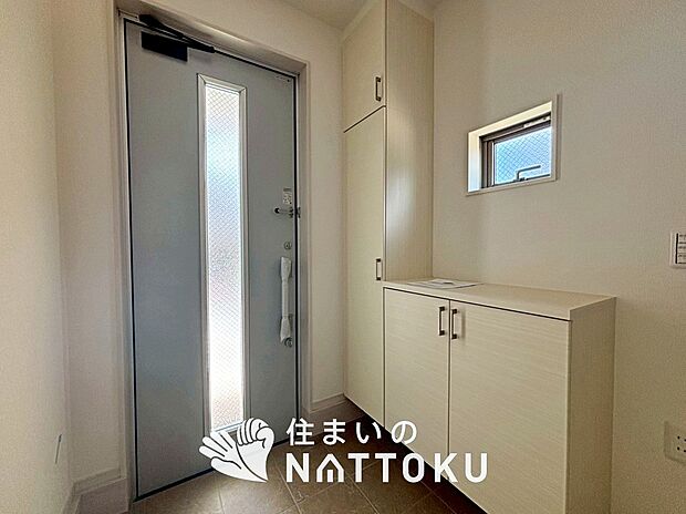【現地写真(玄関)】玄関には、大型のシューズ収納を設置しています。