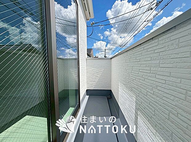 【バルコニー】奥行きが広く、洗濯物をゆったりと干せる十分な広さで、家族の洗濯も捗ります。