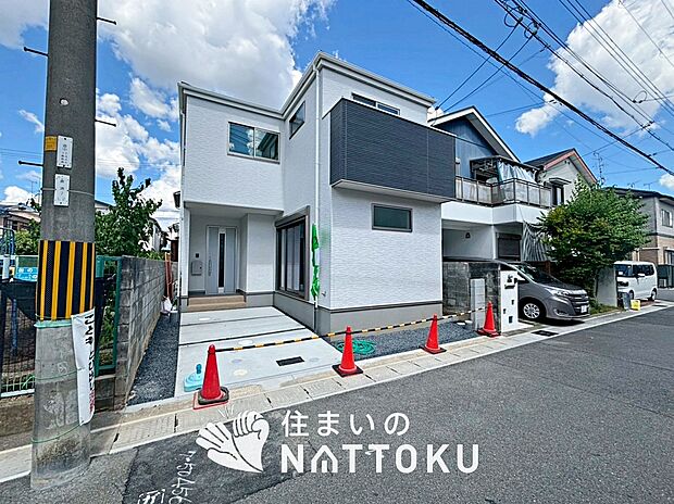 【現地写真(外観)】軽くて火災に強い屋根材を採用し、地震時の建物への負担や揺れを軽減しています。