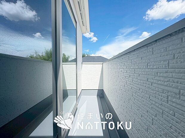 【バルコニー】奥行きが広く、洗濯物をゆったりと干せる十分な広さで、家族の洗濯も捗ります。