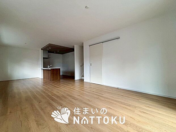 【現地写真(リビング)】フローリング材には、木目、色調など木材特有の風合いがあり、ナチュラルな美しさになっています。