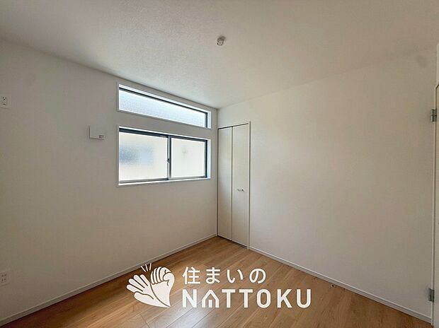 【現地写真(洋室)】木目の美しさを際立たせるシンプルデザインの建具を使用しています。