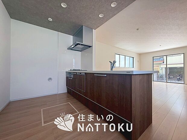 【現地写真(キッチン)】収納たっぷりのシステムキッチン、浄水器付水栓を標準装備しています。