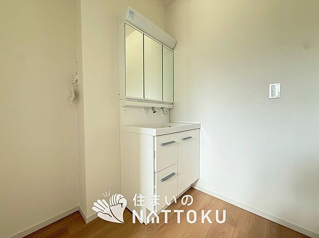 【洗面台・洗面所】鏡の両サイドは、必要なものを取出しやすく、大きな鏡面で朝の準備も快適。
使いやすいリフトアップ機能付きのシングルレバーシャワー水栓付です。