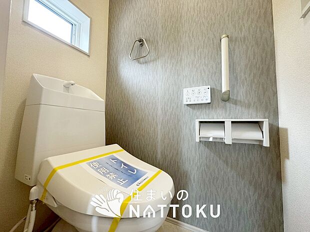 【トイレ】汚れてもサッとひと拭きでお手入れ簡単、エコ仕様の温水洗浄便座付きのトイレです。
バリアフリーにも配慮しています。