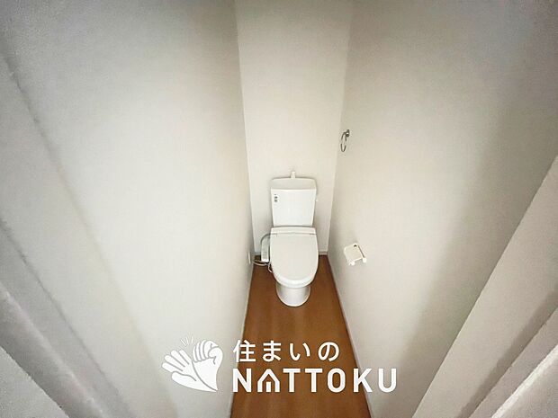 【トイレ】汚れてもサッとひと拭きでお手入れ簡単、エコ仕様の温水洗浄便座付きのトイレです。
バリアフリーにも配慮しています。