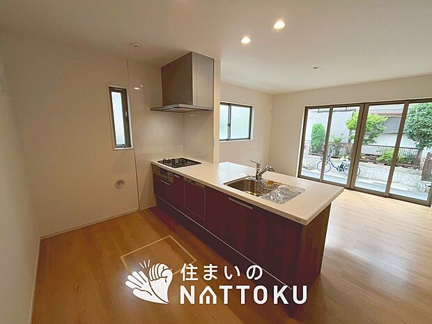 【現地写真(キッチン)】収納たっぷりのシステムキッチン、浄水器付水栓を標準装備しています。