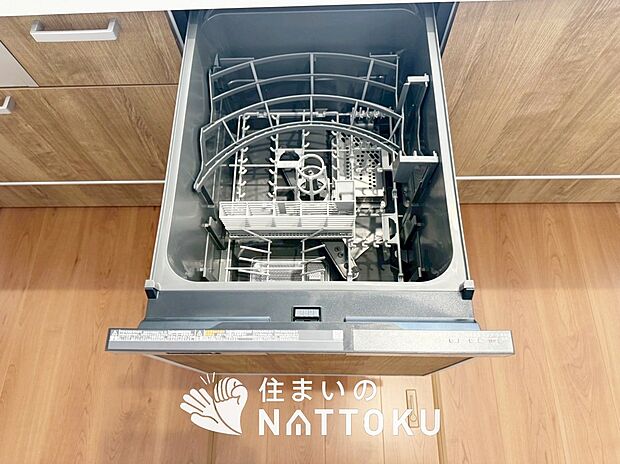 【食器洗い乾燥機】食後の時間にゆとりを与えてくれる食器洗い乾燥機。
操作ボタンも上面にあるので、腰をかがめずに操作ができラクラクです。