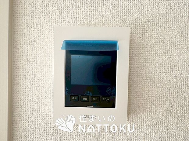 【TVモニター付インターホン】来訪者を画像と音声で確認できる、防犯性に優れた安心のシステム。
スッキリしたデザインで、誰でも簡単に操作できます。