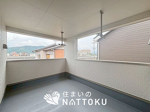 【バルコニー】奥行きが広く、洗濯物をゆったりと干せる十分な広さで、家族の洗濯も捗ります。