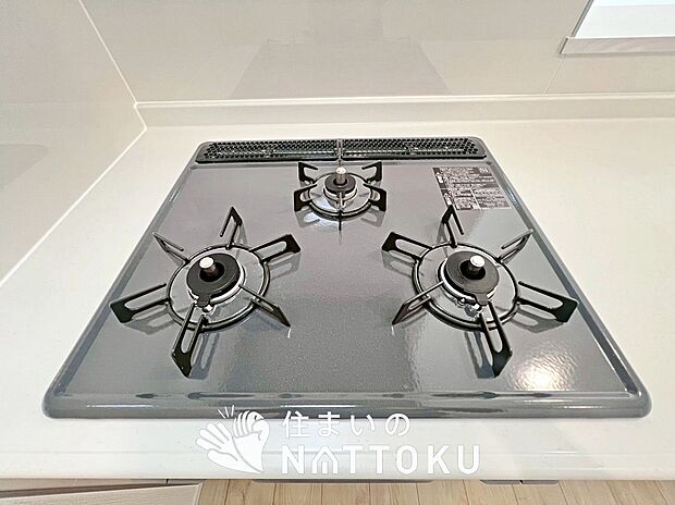 【ビルトインコンロ】フラットな構造で清掃性が高く、過熱防止センサー付3口タイプで日頃の家事も快適です。