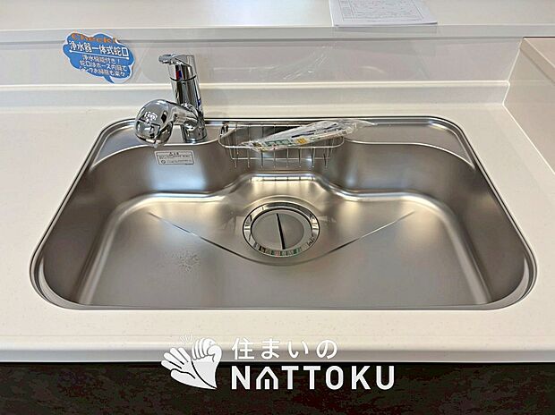 【浄水器内臓ハンドシャワー付シンク】広々とした凸型シンクに洗剤ポケットを標準装備。すっきり収納できます。
また、蛇口の先端に浄水器を内蔵しているため場所をとりません。