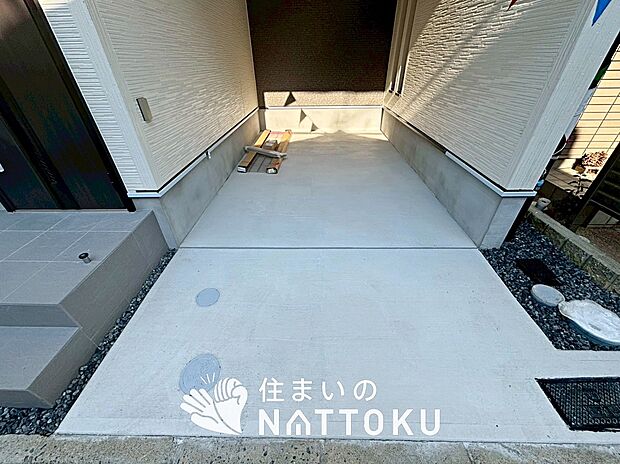 【現地写真（駐車場）】駐車スペースが広く、運転が苦手な方も安心です。