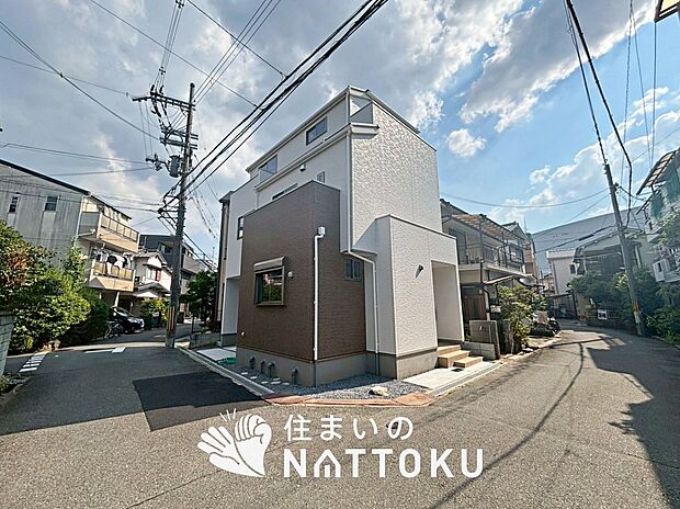 【現地写真（前道含む外観）】お引渡し後も無償の定期点検を行っており、暮らしの安心をお届けしています。