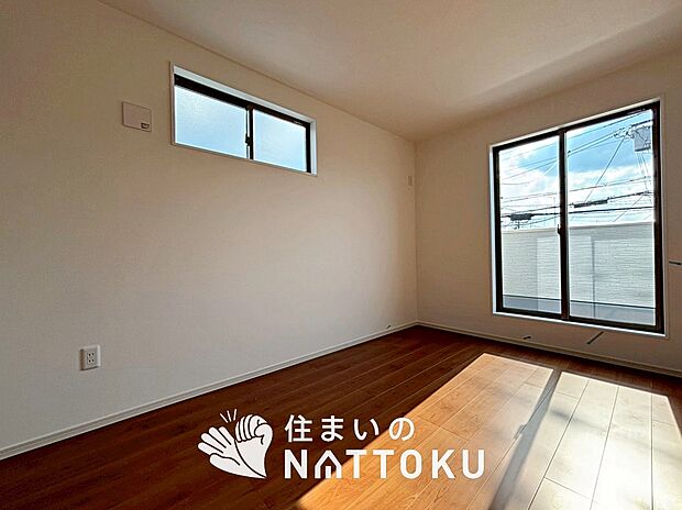 【現地写真(寝室)】大壁仕様の新寝室。くつろぎの空間です。