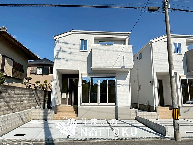 【現地写真(外観)【1号地】】軽くて火災に強い屋根材を採用し、地震時の建物への負担や揺れを軽減しています。