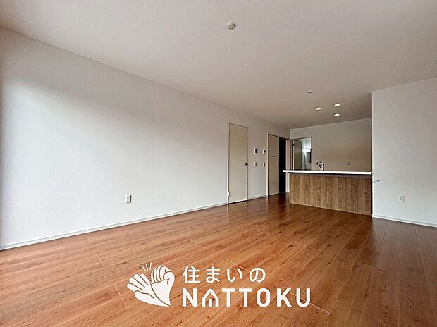 【現地写真(リビング)】フローリング材には、木目、色調など木材特有の風合いがあり、ナチュラルな美しさになっています。