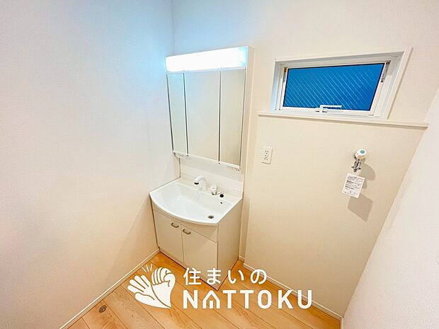 【洗面台・洗面所】鏡の両サイドは、必要なものを取出しやすく、大きな鏡面で朝の準備も快適。
使いやすいリフトアップ機能付きのシングルレバーシャワー水栓付です。