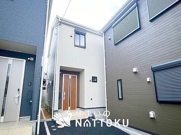 【現地写真(外観)【2号地】】雨で汚れを落とし、耐久性・耐候性に優れた外壁を使用しています。