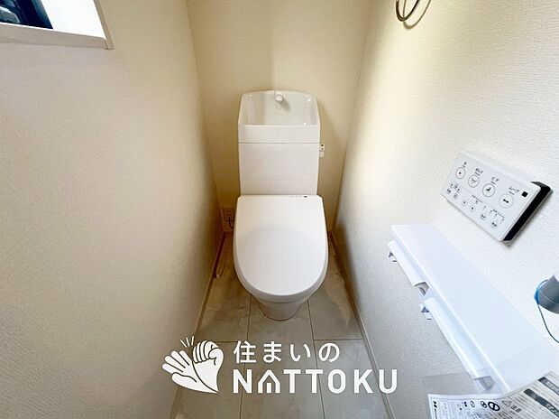 【トイレ】汚れてもサッとひと拭きでお手入れ簡単、エコ仕様の温水洗浄便座付きのトイレです。
バリアフリーにも配慮しています。