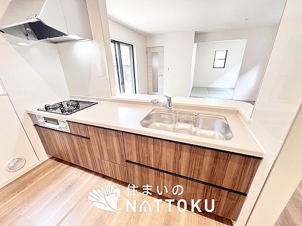 【現地写真（キッチン）】収納たっぷりのシステムキッチン、浄水器付水栓を標準装備しています。